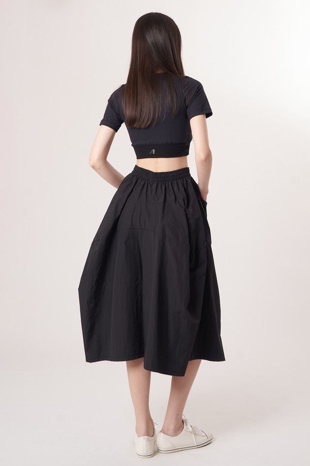 AW52PT36 테크플레어 팬츠_블랙은 여성용 바지로, 스포티, 스트리트, 미니멀 스타일을 넘나드는 활용성을 자랑합니다. 사계절 내내 착용 가능하며, 가볍고 부드러운 나일론, 면 혼방 소재로 제작되어 편안한 착용감을 선사합니다. 허리에는 드로우스트링 밴딩이 있어 사이즈 조절이 용이하며, 루즈핏 플레어 디자인과 아방가르드한 커팅 라인이 돋보입니다. 레깅스 레이어링이 가능하며, 동네 마실룩, 여행룩 등 다양한 TPO에 맞춰 활용할 수 있습니다.
