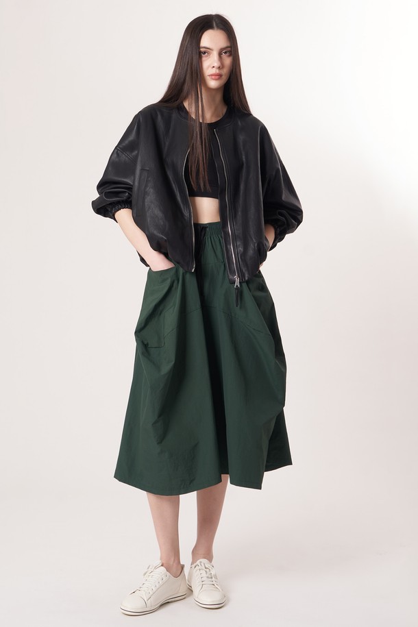 AW52PT36 테크플레어 팬츠_다크그린은 스포티, 스트리트, 캐주얼 스타일을 아우르는 테크플레어 팬츠입니다. 나일론과 면 혼방 소재로 제작되어 부드러운 촉감을 제공하며, 사계절 내내 활용 가능합니다. 루즈핏 플레어 디자인에 밴딩 허리, 드로우스트링으로 편안한 착용감을 선사하며 활동성을 높였습니다. 바이오 가공 처리로 구김이 적어 관리가 용이하고, 레이어링하여 다양한 스타일 연출이 가능합니다. 다크 그린 컬러의 해체주의 패턴이 돋보이는 개성 있는 디자인입니다.
