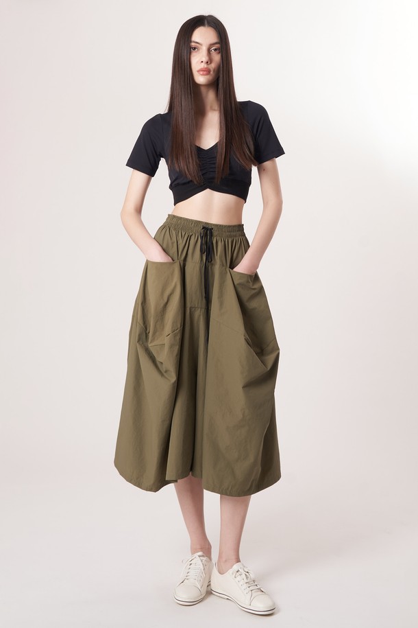 AW52PT36 테크플레어 팬츠_카키는 여성용 바지로, 스포티, 스트릿, 미니멀한 스타일을 연출하기 좋습니다. 가볍고 부드러운 나일론과 면 혼방 소재로 제작되어 사계절 내내 편안하게 착용할 수 있습니다. 루즈핏 플레어 디자인에, 드로우스트링과 해체주의 패턴으로 포인트를 더했으며, 바이오 가공을 거쳐 부드러운 촉감을 자랑합니다. 여행룩, 산책룩 등 다양한 TPO에 활용 가능하며, 가볍고 휴대성이 뛰어나 실용적입니다.
