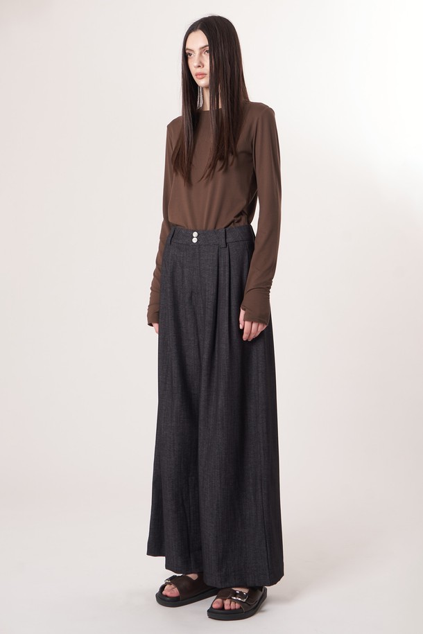 AW52TL01 베이스 레이어 탑_브라운은 겨울, 가을 시즌에 적합한 슬림핏 긴소매 베이스 레이어 탑입니다. 부드러운 촉감의 브러쉬드 폴리에스터, 폴리우레탄 혼방 소재로 제작되어 보온성과 신축성이 뛰어나며, 속건 기능으로 쾌적함을 유지합니다. 라운드넥 디자인에 소매 끝단 슬릿과 손등을 덮는 디자인으로 활동성을 더했습니다. 미니멀하고 스포티한 스타일로, 운동 시에는 피트니스룩으로, 일상에서는 겨울 데일리룩으로 활용하기 좋습니다. 다크브라운 컬러 옵션이 있습니다.
