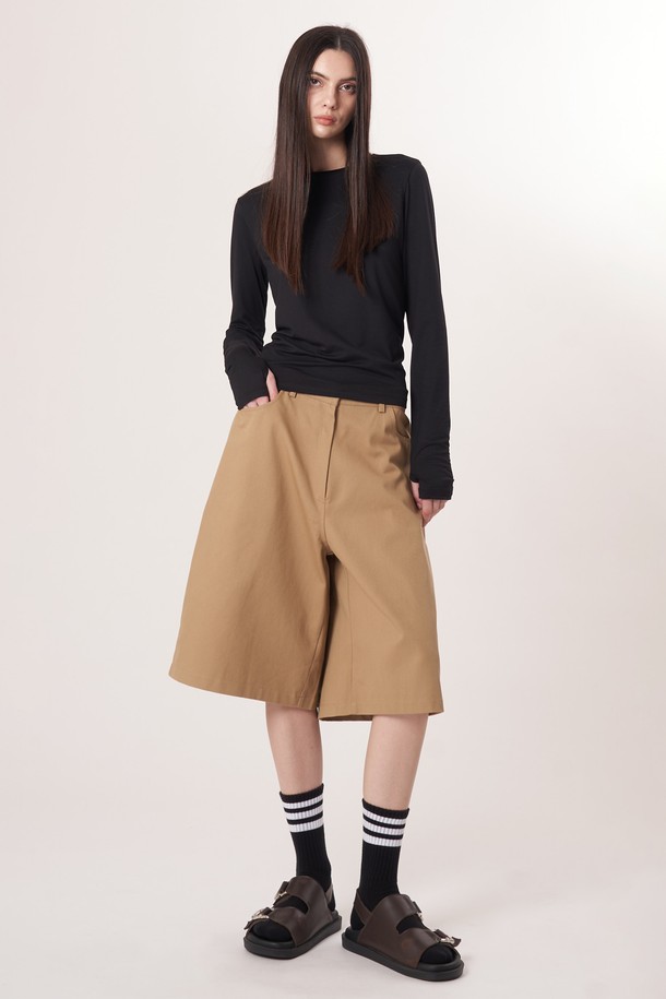 AW52TL01 베이스 레이어 탑_블랙은 겨울철 운동 및 일상에서 활용하기 좋은 베이스 레이어 탑입니다. 부드러운 촉감의 기모 안감과 두꺼운 두께로 보온성을 높였으며, 폴리에스터 및 폴리우레탄 혼방 소재로 신축성을 강화하여 활동성을 높였습니다. 슬림핏 디자인으로 깔끔한 실루엣을 연출하며, 손등을 덮는 소매 끝단 슬릿 디자인으로 포인트를 더했습니다. 미니멀, 스포티, 캐주얼 스타일을 모두 소화 가능하며, 러닝룩, 피트니스룩, 겨울 데일리룩에 적합합니다.
