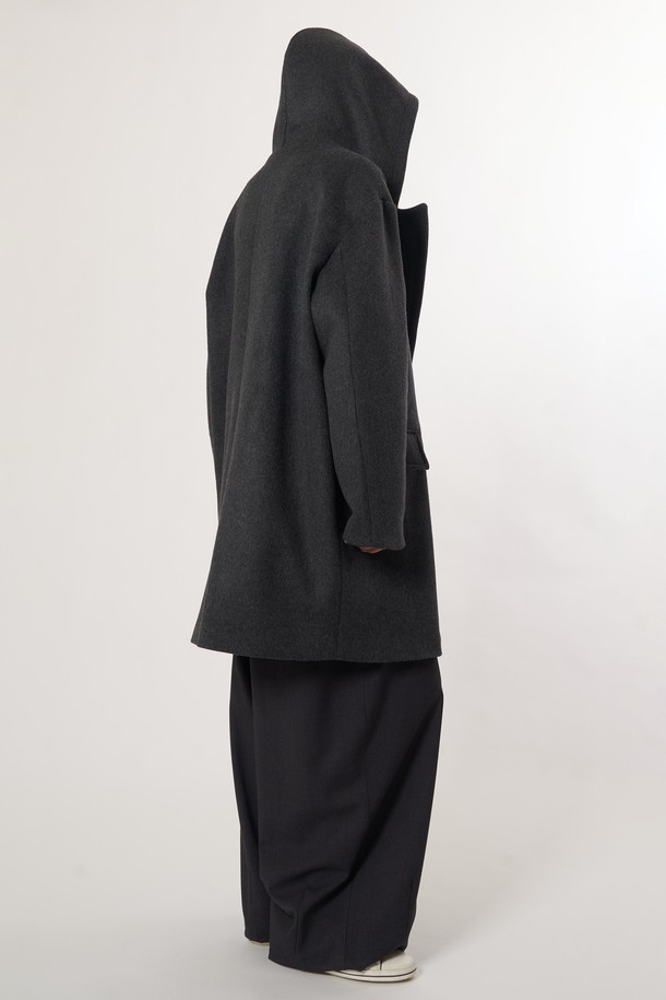 AU52CT01 더블 후드 코트_차콜은 캐주얼, 클래식, 미니멀 스타일을 아우르는 남녀 공용 코트입니다. 울 소재로 제작되어 부드러운 촉감을 선사하며, 가을과 겨울에 따뜻하게 착용할 수 있습니다. 롱 기장의 오버핏 디자인에 더블 버튼 여밈 방식을 적용하여 멋스러운 실루엣을 연출합니다. 차콜 컬러의 무지 디자인과 후드 디테일이 돋보이며, 출근룩으로도 활용하기 좋습니다. 긴 소매 기장과 두꺼운 두께감으로 보온성을 높였습니다.
