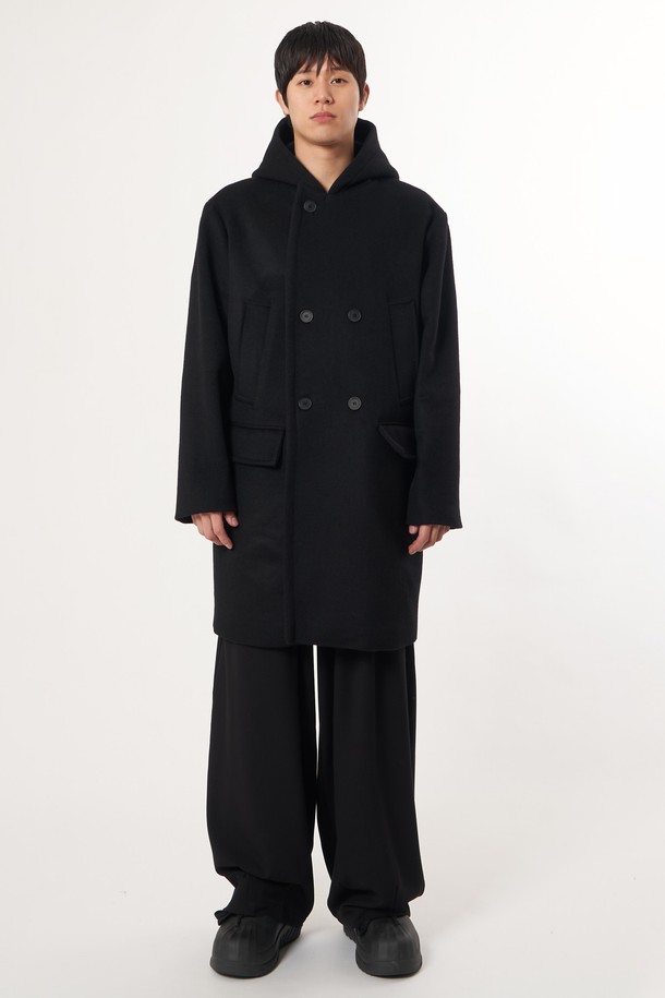 AU52CT01 더블 후드 코트_블랙은 여성용 후드 코트입니다. 가을과 겨울에 착용하기 좋으며, 캐주얼하고 베이직한 스타일을 연출합니다. 롱 기장에 오버핏으로 디자인되었으며, 더블 버튼 여밈 방식의 더블 코트입니다. 울 소재로 제작되어 두꺼운 두께감을 자랑하며, 출근룩이나 모임룩에 활용하기 좋습니다. 캐주얼, 클래식, 미니멀 스타일을 즐겨 입는 분들께 추천합니다.
