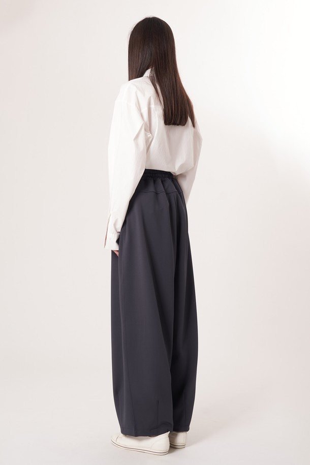 AU52PT39 더블 테크 와이드 팬츠_다크그레이는 미니멀, 스포티, 클래식 스타일을 아우르는 여성용 와이드 팬츠입니다. 사계절 착용 가능하며, 출근룩과 여행룩에 모두 잘 어울립니다. 다크그레이 컬러의 무지 디자인으로, 더블 레이어드 기능성 원단과 압축 가공 소재를 사용하여 두께감 있는 부드러운 촉감을 선사합니다. 밴딩 처리된 허리와 앞면 턱 디테일, 드로우스트링, 트랙팬츠 스타일이 특징이며 루즈핏으로 편안하게 착용할 수 있습니다.
