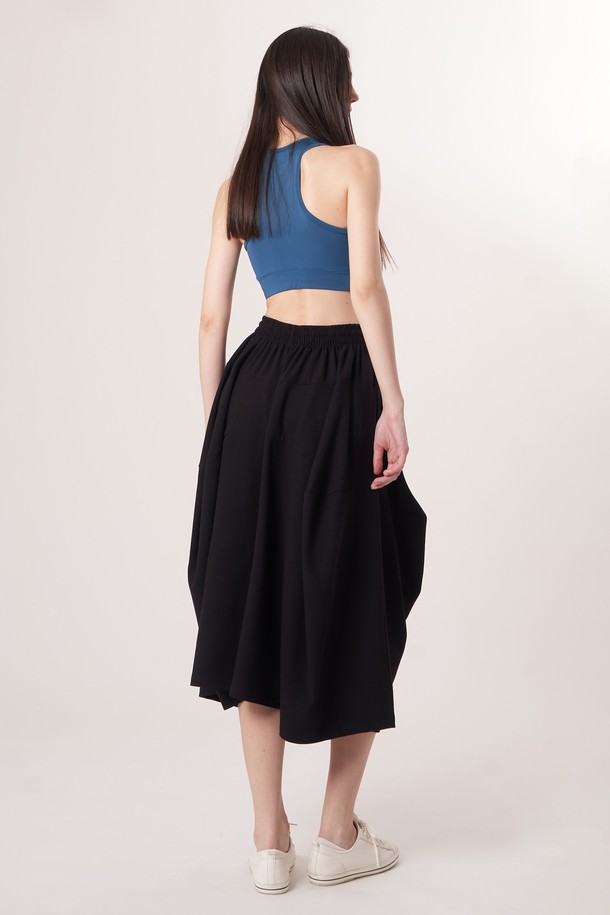 AW52PT31 W_테크플레어 팬츠는 여성용 테크플레어 팬츠로, 스포티하면서도 캐주얼한 스타일을 연출합니다. 블랙과 터쿼이즈 블루 두 가지 색상으로 제공되며, 사계절 내내 착용 가능합니다. 릴랙스핏 플레어 디자인에 신축성 있는 폴리에스터, 레이온, 폴리우레탄 혼방 소재로 제작되어 부드러운 촉감을 선사합니다. 허리 밴딩과 드로우스트링으로 편안한 착용감을 제공하며, 레깅스 위에 레이어드하여 다양한 스타일을 연출할 수 있습니다. 무지 디자인으로 미니멀한 매력을 더한 긴 기장의 바지입니다.
