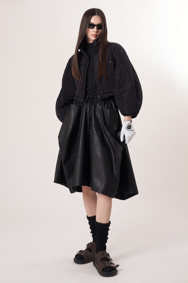 AW52PT32 레더 이펙트 플레어 팬츠_블랙은 부드러운 촉감의 폴리우레탄과 레이온 혼방 소재로 제작되어 가을, 겨울에 착용하기 좋은 여성용 레더 팬츠입니다. 모던한 스타일의 이 바지는 레더 이펙트 소재와 자연스러운 주름 텍스처가 특징이며, 릴랙스 핏의 플레어 디자인으로 입체적인 볼륨감을 선사합니다. 일상, 데이트룩, 모임룩 등 다양한 TPO에 활용 가능하며 시크, 미니멀, 클래식 스타일을 연출하기 좋습니다. 편안한 길이감으로 활동성을 높인 긴 기장의 무지 블랙 컬러 레더 팬츠입니다.
