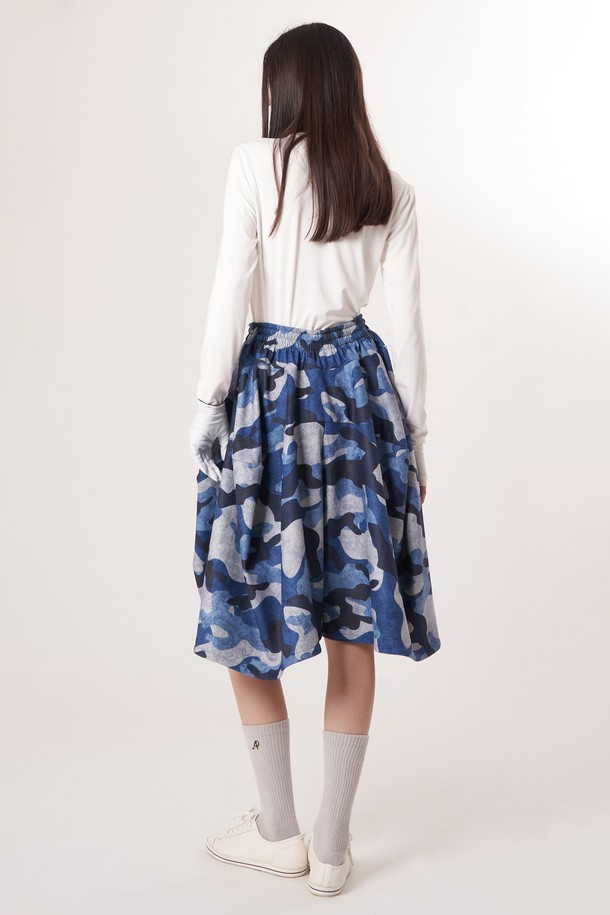 AW52PT35 카모 플레어 팬츠_블루는 여성용 플레어 팬츠로, 캐주얼 및 스트릿 스타일을 연출하기 좋습니다. 사계절 내내 착용 가능하며, 루즈핏으로 편안한 착용감을 제공합니다. 블루 컬러에 카모 패턴이 더해져 개성 있는 스타일을 완성하며, 허리 부분은 밴딩 처리와 드로우스트링으로 조절 가능합니다. 일상복은 물론, 동네 마실룩이나 여행룩으로도 활용하기 좋은 아이템입니다. 폴리에스테르 소재로 제작되어 부드러운 촉감을 느낄 수 있습니다.
