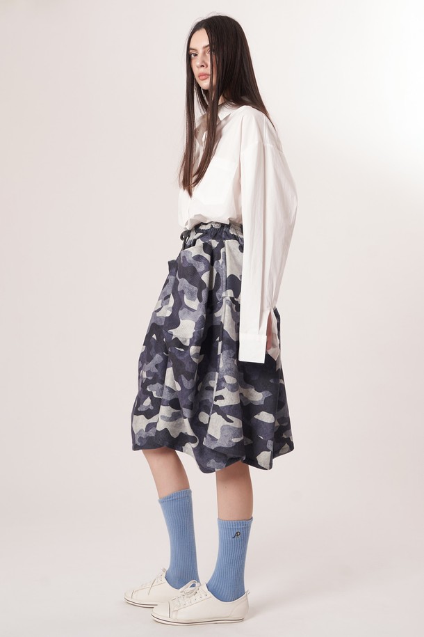 AW52PT35 카모 플레어 팬츠_블랙은 캐주얼, 미니멀, 레트로 스타일을 모두 아우르는 여성용 플레어 팬츠입니다. 부드러운 촉감의 폴리에스테르 소재로 제작되었으며, 허리 밴딩과 스트링으로 편안한 착용감을 선사합니다. 사계절 내내 활용 가능한 루즈핏 긴바지로, 카모 패턴과 코듀로이 텍스처, 브러쉬드 마감으로 포인트를 더했습니다. 동네 마실룩이나 여행룩에 적합하며, 블랙 컬러로 어떤 상의와도 쉽게 매치할 수 있습니다.
