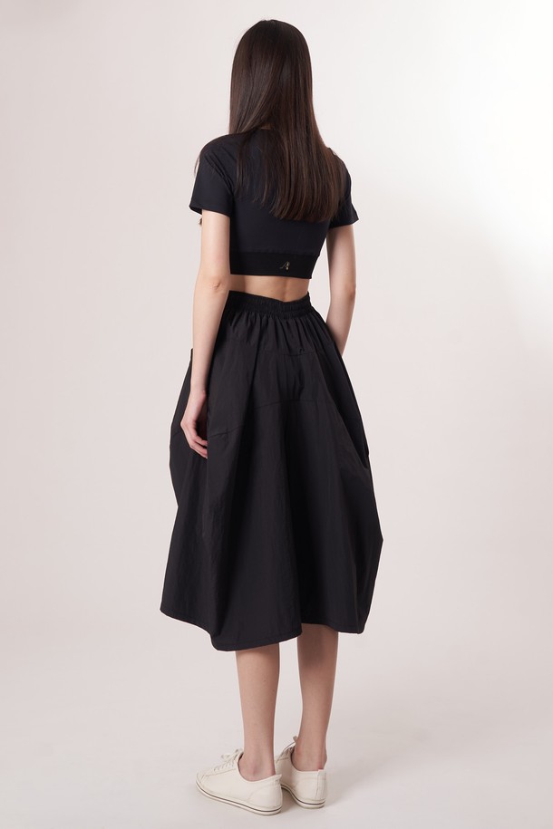 AW52PT36 테크플레어 팬츠_블랙은 여성용 바지로, 스포티, 스트리트, 미니멀 스타일을 넘나드는 활용성을 자랑합니다. 사계절 내내 착용 가능하며, 가볍고 부드러운 나일론, 면 혼방 소재로 제작되어 편안한 착용감을 선사합니다. 허리에는 드로우스트링 밴딩이 있어 사이즈 조절이 용이하며, 루즈핏 플레어 디자인과 아방가르드한 커팅 라인이 돋보입니다. 레깅스 레이어링이 가능하며, 동네 마실룩, 여행룩 등 다양한 TPO에 맞춰 활용할 수 있습니다.
