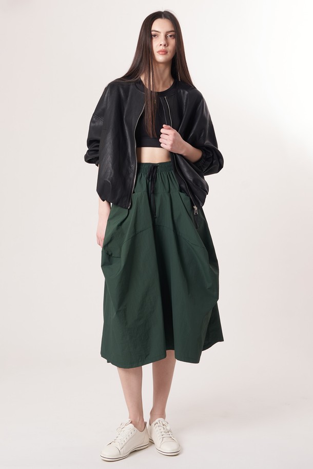 AW52PT36 테크플레어 팬츠_다크그린은 스포티, 스트리트, 캐주얼 스타일을 아우르는 테크플레어 팬츠입니다. 나일론과 면 혼방 소재로 제작되어 부드러운 촉감을 제공하며, 사계절 내내 활용 가능합니다. 루즈핏 플레어 디자인에 밴딩 허리, 드로우스트링으로 편안한 착용감을 선사하며 활동성을 높였습니다. 바이오 가공 처리로 구김이 적어 관리가 용이하고, 레이어링하여 다양한 스타일 연출이 가능합니다. 다크 그린 컬러의 해체주의 패턴이 돋보이는 개성 있는 디자인입니다.
