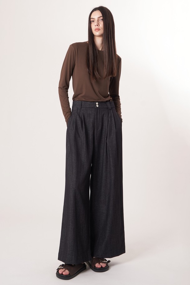 AW52TL01 베이스 레이어 탑_브라운은 겨울, 가을 시즌에 적합한 슬림핏 긴소매 베이스 레이어 탑입니다. 부드러운 촉감의 브러쉬드 폴리에스터, 폴리우레탄 혼방 소재로 제작되어 보온성과 신축성이 뛰어나며, 속건 기능으로 쾌적함을 유지합니다. 라운드넥 디자인에 소매 끝단 슬릿과 손등을 덮는 디자인으로 활동성을 더했습니다. 미니멀하고 스포티한 스타일로, 운동 시에는 피트니스룩으로, 일상에서는 겨울 데일리룩으로 활용하기 좋습니다. 다크브라운 컬러 옵션이 있습니다.
