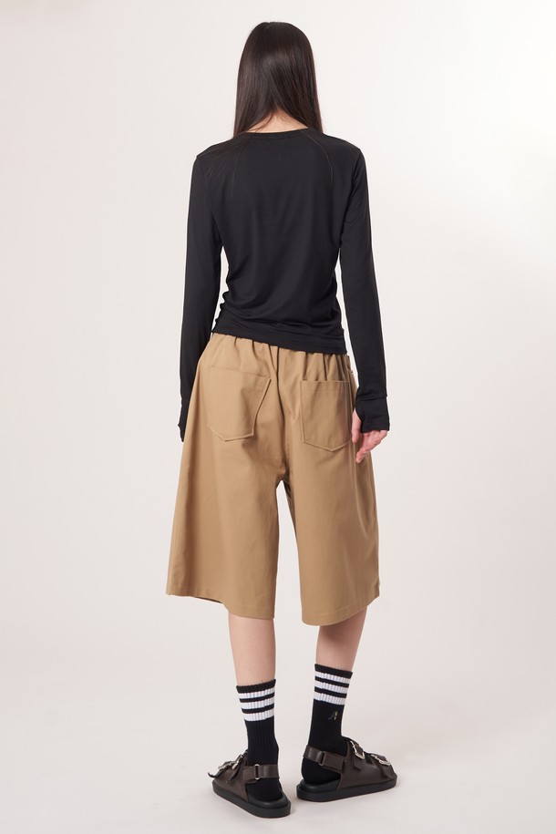 AW52TL01 베이스 레이어 탑_블랙은 겨울철 운동 및 일상에서 활용하기 좋은 베이스 레이어 탑입니다. 부드러운 촉감의 기모 안감과 두꺼운 두께로 보온성을 높였으며, 폴리에스터 및 폴리우레탄 혼방 소재로 신축성을 강화하여 활동성을 높였습니다. 슬림핏 디자인으로 깔끔한 실루엣을 연출하며, 손등을 덮는 소매 끝단 슬릿 디자인으로 포인트를 더했습니다. 미니멀, 스포티, 캐주얼 스타일을 모두 소화 가능하며, 러닝룩, 피트니스룩, 겨울 데일리룩에 적합합니다.
