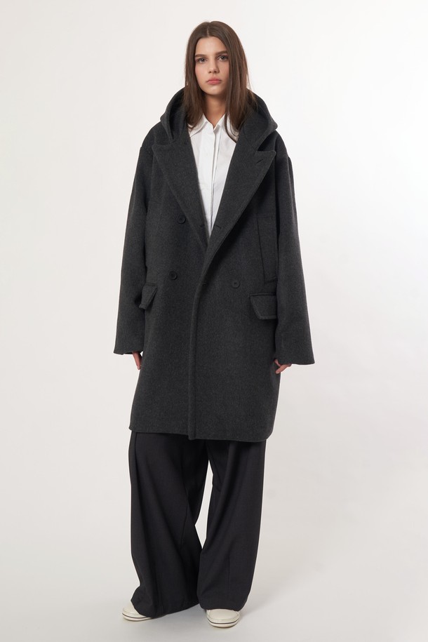 AU52CT01 더블 후드 코트_차콜은 캐주얼, 클래식, 미니멀 스타일을 아우르는 남녀 공용 코트입니다. 울 소재로 제작되어 부드러운 촉감을 선사하며, 가을과 겨울에 따뜻하게 착용할 수 있습니다. 롱 기장의 오버핏 디자인에 더블 버튼 여밈 방식을 적용하여 멋스러운 실루엣을 연출합니다. 차콜 컬러의 무지 디자인과 후드 디테일이 돋보이며, 출근룩으로도 활용하기 좋습니다. 긴 소매 기장과 두꺼운 두께감으로 보온성을 높였습니다.
