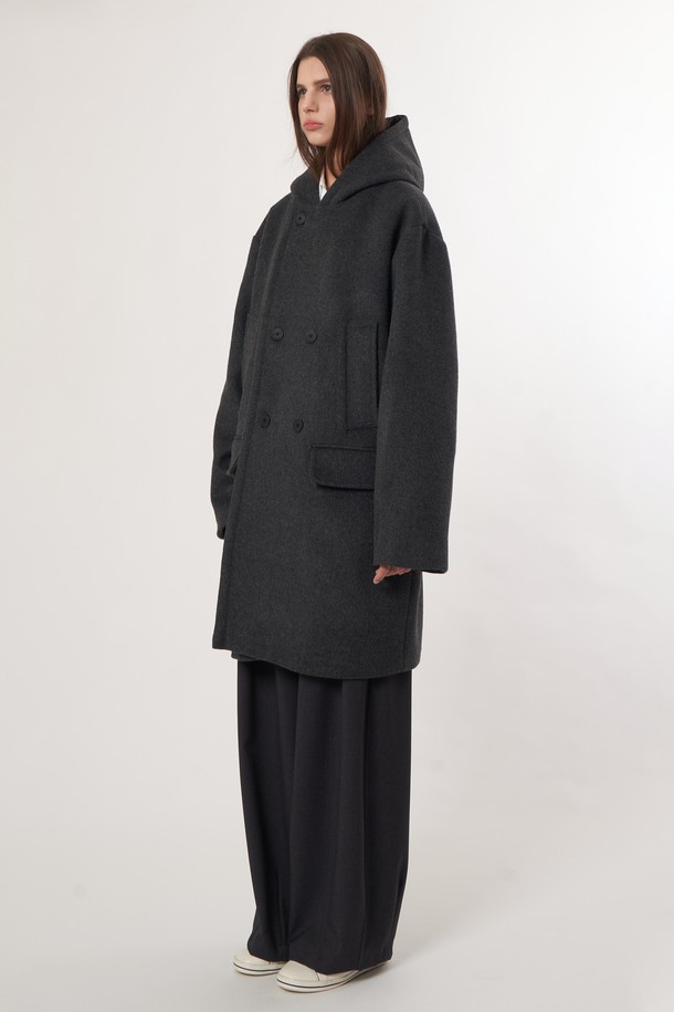 AU52CT01 더블 후드 코트_차콜은 캐주얼, 클래식, 미니멀 스타일을 아우르는 남녀 공용 코트입니다. 울 소재로 제작되어 부드러운 촉감을 선사하며, 가을과 겨울에 따뜻하게 착용할 수 있습니다. 롱 기장의 오버핏 디자인에 더블 버튼 여밈 방식을 적용하여 멋스러운 실루엣을 연출합니다. 차콜 컬러의 무지 디자인과 후드 디테일이 돋보이며, 출근룩으로도 활용하기 좋습니다. 긴 소매 기장과 두꺼운 두께감으로 보온성을 높였습니다.
