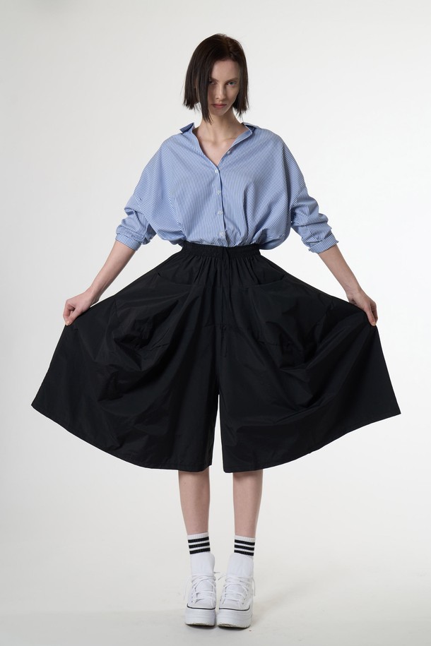 AW51SH07 라이트 백 슬릭 셔츠는 시원한 촉감의 얇은 폴리에스테르, 나일론 혼방 소재로 제작되었으며, 블루 스트라이프 패턴이 돋보입니다. 봄, 여름 시즌에 적합하며, 크롭 소매와 셔츠 칼라 디자인, 그리고 백 슬릿 디테일이 특징입니다. 오버핏 및 릴랙스핏으로 편안하게 착용할 수 있는 여성용 셔츠/블라우스입니다.
