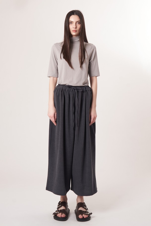 AU52PT33 F 와이드 크롭 팬츠_멜란지그레이는 남녀 모두 착용 가능한 캐주얼 스타일의 와이드 크롭 팬츠입니다. 멜란지그레이 컬러의 무지 디자인으로, 봄, 여름, 가을 계절에 활용하기 좋습니다. 부드러운 촉감의 폴리에스테르, 레이온, 폴리우레탄 혼방 소재로 제작되어 편안한 착용감을 제공합니다. 허리 드로우스트링과 밴딩 처리로 편안함을 더했으며, 데일리룩, 동네 마실룩, 여행룩 등 다양한 TPO에 맞춰 미니멀한 스타일을 연출할 수 있습니다. 루즈핏으로 여유로운 실루엣을 선사하는 얇은 두께의 크롭 팬츠입니다.
