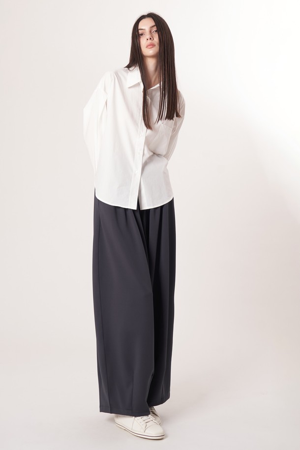 AU52PT39 더블 테크 와이드 팬츠_다크그레이는 미니멀, 스포티, 클래식 스타일을 아우르는 여성용 와이드 팬츠입니다. 사계절 착용 가능하며, 출근룩과 여행룩에 모두 잘 어울립니다. 다크그레이 컬러의 무지 디자인으로, 더블 레이어드 기능성 원단과 압축 가공 소재를 사용하여 두께감 있는 부드러운 촉감을 선사합니다. 밴딩 처리된 허리와 앞면 턱 디테일, 드로우스트링, 트랙팬츠 스타일이 특징이며 루즈핏으로 편안하게 착용할 수 있습니다.
