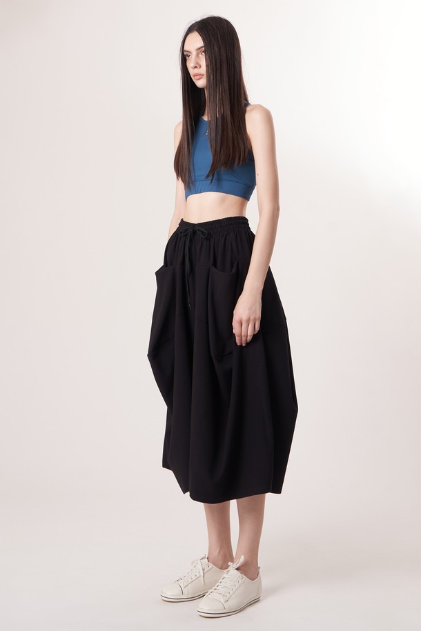 AW52PT31 W_테크플레어 팬츠는 여성용 테크플레어 팬츠로, 스포티하면서도 캐주얼한 스타일을 연출합니다. 블랙과 터쿼이즈 블루 두 가지 색상으로 제공되며, 사계절 내내 착용 가능합니다. 릴랙스핏 플레어 디자인에 신축성 있는 폴리에스터, 레이온, 폴리우레탄 혼방 소재로 제작되어 부드러운 촉감을 선사합니다. 허리 밴딩과 드로우스트링으로 편안한 착용감을 제공하며, 레깅스 위에 레이어드하여 다양한 스타일을 연출할 수 있습니다. 무지 디자인으로 미니멀한 매력을 더한 긴 기장의 바지입니다.
