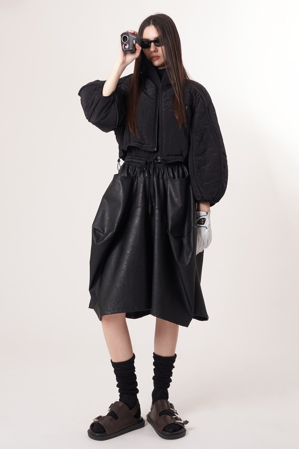 AW52PT32 레더 이펙트 플레어 팬츠_블랙은 부드러운 촉감의 폴리우레탄과 레이온 혼방 소재로 제작되어 가을, 겨울에 착용하기 좋은 여성용 레더 팬츠입니다. 모던한 스타일의 이 바지는 레더 이펙트 소재와 자연스러운 주름 텍스처가 특징이며, 릴랙스 핏의 플레어 디자인으로 입체적인 볼륨감을 선사합니다. 일상, 데이트룩, 모임룩 등 다양한 TPO에 활용 가능하며 시크, 미니멀, 클래식 스타일을 연출하기 좋습니다. 편안한 길이감으로 활동성을 높인 긴 기장의 무지 블랙 컬러 레더 팬츠입니다.
