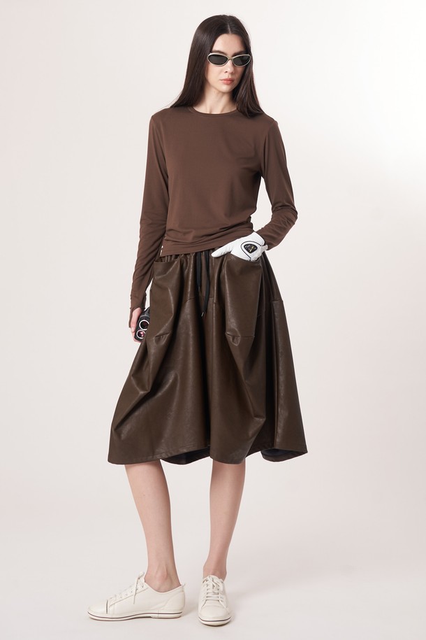 AW52PT32 레더 이펙트 플레어 팬츠_다크브라운은 여성용 플레어 팬츠입니다. 레더 이펙트 소재로 제작되어 부드러운 촉감과 자연스러운 주름 텍스처를 선사하며, 루즈핏으로 편안하게 착용 가능합니다. 다크브라운 컬러의 긴 기장으로, 엘레강스한 스타일을 연출하며, 데이트룩, 모임룩, 오피스룩 등 다양한 TPO에 활용할 수 있습니다. 클래식, 미니멀, 시크 스타일을 선호하는 분들에게 추천합니다. 입체감 있는 실루엣이 특징입니다.
