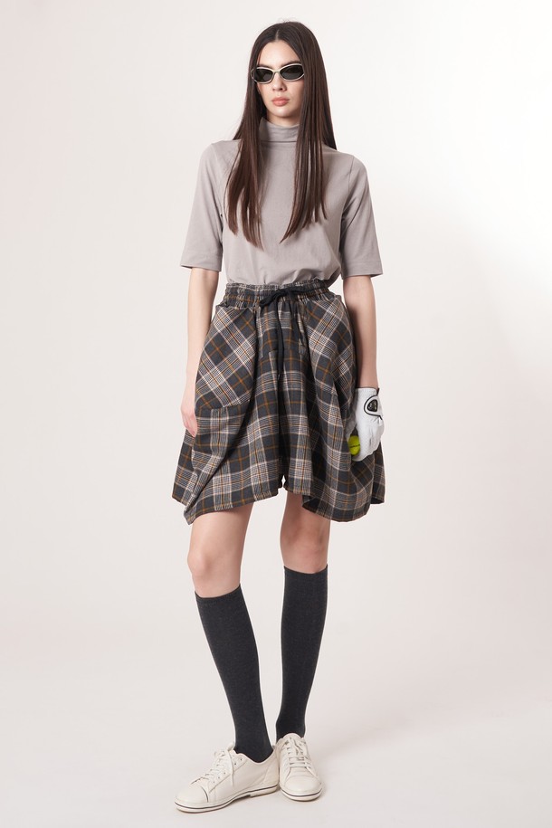 AW52PS33 체크 볼륨 G 쇼츠_브라운은 여성용 쇼츠로, 브라운과 라이트 그레이 색상으로 제공됩니다. 봄, 여름 계절에 어울리는 스포티하면서도 클래식한 스타일의 제품입니다. 플레어 바지핏과 볼륨 핏으로 여성스러운 실루엣을 연출하며, 입체적인 커팅 라인과 체크 패턴이 특징입니다. 신축성 있는 블루머 안감이 있어 안정적인 착용감을 선사하며, 데이트룩이나 쇼핑룩에 적합합니다. 폴리에스테르 소재로 제작되었으며, 밴딩 및 드로우스트링으로 편안하게 착용할 수 있습니다.
