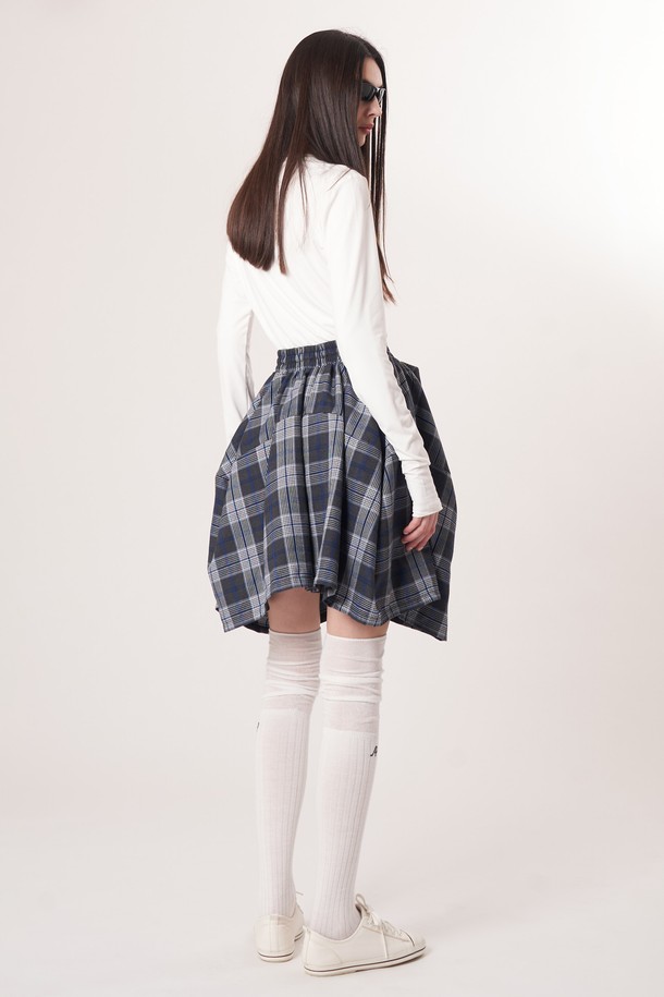 AW52PS33 체크 볼륨 G 쇼츠_블루는 시원한 블루 컬러와 체크 패턴이 돋보이는 여성 쇼츠입니다. 넓은 와이드 핏과 플레어스커트처럼 볼륨감 있는 디자인으로, 스포티하면서도 캐주얼한 스타일을 연출합니다. 활동성을 높이는 3차원 입체 커팅과 드로우스트링 디테일이 특징이며, 안감으로 언더블루머가 있어 편안하게 착용할 수 있습니다. 여름철 휴가, 리조트, 피트니스 등 다양한 TPO에 활용하기 좋은 아이템입니다.
