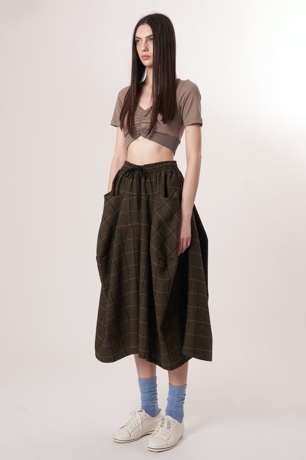 AW52PT34 윈터체크 테크플레어 팬츠_다크브라운은 겨울철 따뜻함과 스타일을 동시에 잡을 수 있는 여성 플레어 팬츠입니다. 다크 브라운 컬러의 헤링본 또는 체크 패턴으로 클래식, 레트로 무드를 연출하며, 넉넉한 루즈핏과 긴 기장으로 다양한 체형을 커버합니다. 울과 폴리에스테르 혼방 소재로 제작되어 부드러운 촉감을 선사하며, 두께감 있는 원단이 겨울철에도 따뜻하게 착용 가능합니다. 드로우스트링 허리 밴딩으로 편안한 착용감을 제공하며, 레깅스와 레이어드하여 더욱 따뜻하게 연출할 수 있습니다. 겨울 데일리룩, 오피스룩, 모임룩 등 다양한 TPO에 활용할 수 있는 실용적인 아이템입니다.
