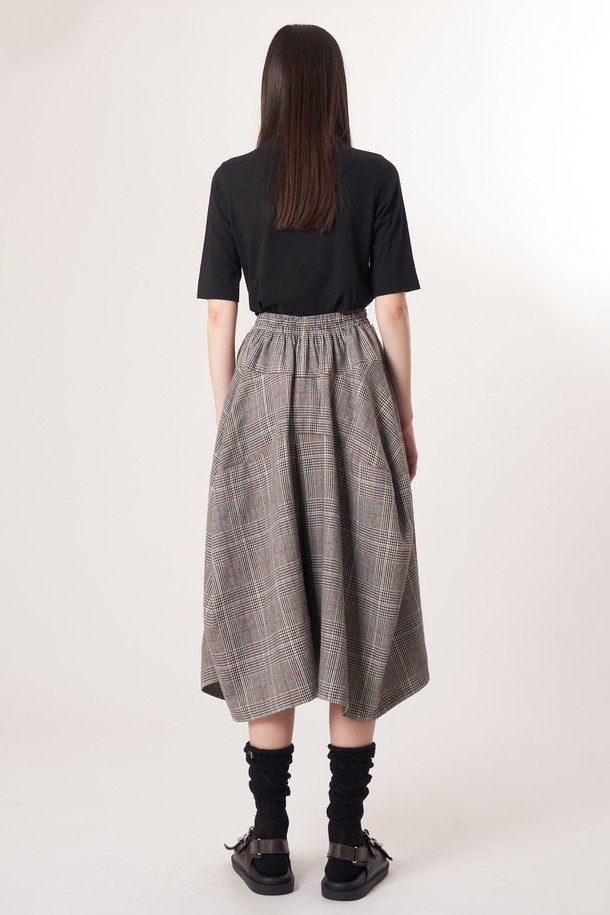 AW52PT34 윈터체크 테크플레어 팬츠_그레이는 겨울철 데일리룩을 위한 여성 플레어 팬츠입니다. 클래식과 레트로, 스트릿 무드를 모두 담아낸 디자인으로, 울과 폴리에스테르 혼방의 두꺼운 소재로 제작되어 따뜻함을 선사합니다. 헤링본 체크 패턴이 돋보이며, 드로우스트링 허리 밴딩으로 편안한 착용감을 제공합니다. 레깅스와 함께 레이어드하여 더욱 따뜻하고 스타일리시하게 연출할 수 있으며, 모빌리티를 고려한 커팅으로 활동성 또한 놓치지 않았습니다. 그레이와 다크브라운 두 가지 색상으로 만나보세요.
