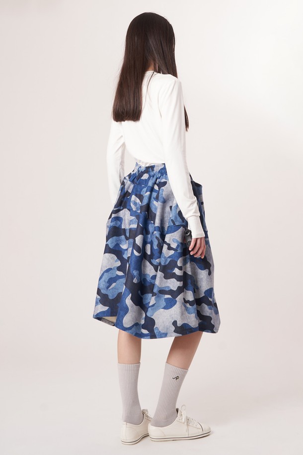 AW52PT35 카모 플레어 팬츠_블루는 여성용 플레어 팬츠로, 캐주얼 및 스트릿 스타일을 연출하기 좋습니다. 사계절 내내 착용 가능하며, 루즈핏으로 편안한 착용감을 제공합니다. 블루 컬러에 카모 패턴이 더해져 개성 있는 스타일을 완성하며, 허리 부분은 밴딩 처리와 드로우스트링으로 조절 가능합니다. 일상복은 물론, 동네 마실룩이나 여행룩으로도 활용하기 좋은 아이템입니다. 폴리에스테르 소재로 제작되어 부드러운 촉감을 느낄 수 있습니다.
