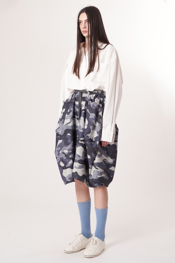 AW52PT35 카모 플레어 팬츠_블랙은 캐주얼, 미니멀, 레트로 스타일을 모두 아우르는 여성용 플레어 팬츠입니다. 부드러운 촉감의 폴리에스테르 소재로 제작되었으며, 허리 밴딩과 스트링으로 편안한 착용감을 선사합니다. 사계절 내내 활용 가능한 루즈핏 긴바지로, 카모 패턴과 코듀로이 텍스처, 브러쉬드 마감으로 포인트를 더했습니다. 동네 마실룩이나 여행룩에 적합하며, 블랙 컬러로 어떤 상의와도 쉽게 매치할 수 있습니다.
