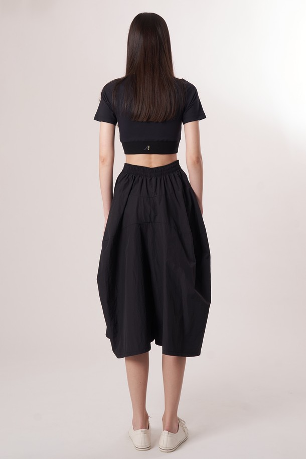 AW52PT36 테크플레어 팬츠_블랙은 여성용 바지로, 스포티, 스트리트, 미니멀 스타일을 넘나드는 활용성을 자랑합니다. 사계절 내내 착용 가능하며, 가볍고 부드러운 나일론, 면 혼방 소재로 제작되어 편안한 착용감을 선사합니다. 허리에는 드로우스트링 밴딩이 있어 사이즈 조절이 용이하며, 루즈핏 플레어 디자인과 아방가르드한 커팅 라인이 돋보입니다. 레깅스 레이어링이 가능하며, 동네 마실룩, 여행룩 등 다양한 TPO에 맞춰 활용할 수 있습니다.
