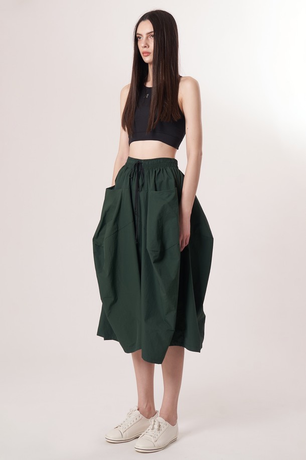 AW52PT36 테크플레어 팬츠_다크그린은 스포티, 스트리트, 캐주얼 스타일을 아우르는 테크플레어 팬츠입니다. 나일론과 면 혼방 소재로 제작되어 부드러운 촉감을 제공하며, 사계절 내내 활용 가능합니다. 루즈핏 플레어 디자인에 밴딩 허리, 드로우스트링으로 편안한 착용감을 선사하며 활동성을 높였습니다. 바이오 가공 처리로 구김이 적어 관리가 용이하고, 레이어링하여 다양한 스타일 연출이 가능합니다. 다크 그린 컬러의 해체주의 패턴이 돋보이는 개성 있는 디자인입니다.
