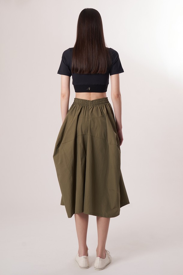 AW52PT36 테크플레어 팬츠_카키는 여성용 바지로, 스포티, 스트릿, 미니멀한 스타일을 연출하기 좋습니다. 가볍고 부드러운 나일론과 면 혼방 소재로 제작되어 사계절 내내 편안하게 착용할 수 있습니다. 루즈핏 플레어 디자인에, 드로우스트링과 해체주의 패턴으로 포인트를 더했으며, 바이오 가공을 거쳐 부드러운 촉감을 자랑합니다. 여행룩, 산책룩 등 다양한 TPO에 활용 가능하며, 가볍고 휴대성이 뛰어나 실용적입니다.
