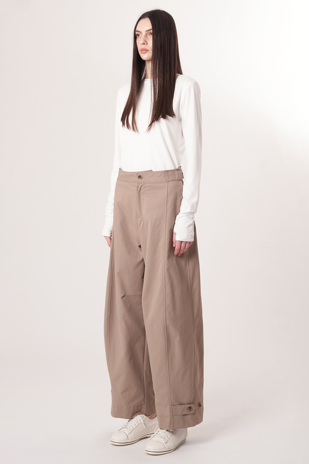 AW52TL01 베이스 레이어 탑_오프화이트는 운동 및 일상에서 활용하기 좋은 여성용 베이스 레이어 탑입니다. 부드러운 촉감의 폴리에스테르, 폴리우레탄 혼방 소재로 제작되어 흡습, 속건 기능과 뛰어난 신축성을 자랑합니다. 얇은 두께감과 슬림핏 디자인으로 활동성을 높였으며, 라운드넥과 긴 소매, 소매 끝단 슬릿 디자인으로 편안함과 스타일리시함을 동시에 잡았습니다. 미니멀한 디자인과 오프화이트 컬러가 어떤 룩에도 자연스럽게 어울리며, 피트니스, 러닝, 요가/필라테스 등 다양한 TPO에 적합합니다. 브러쉬드 텍스처로 부드러운 착용감을 선사합니다.
