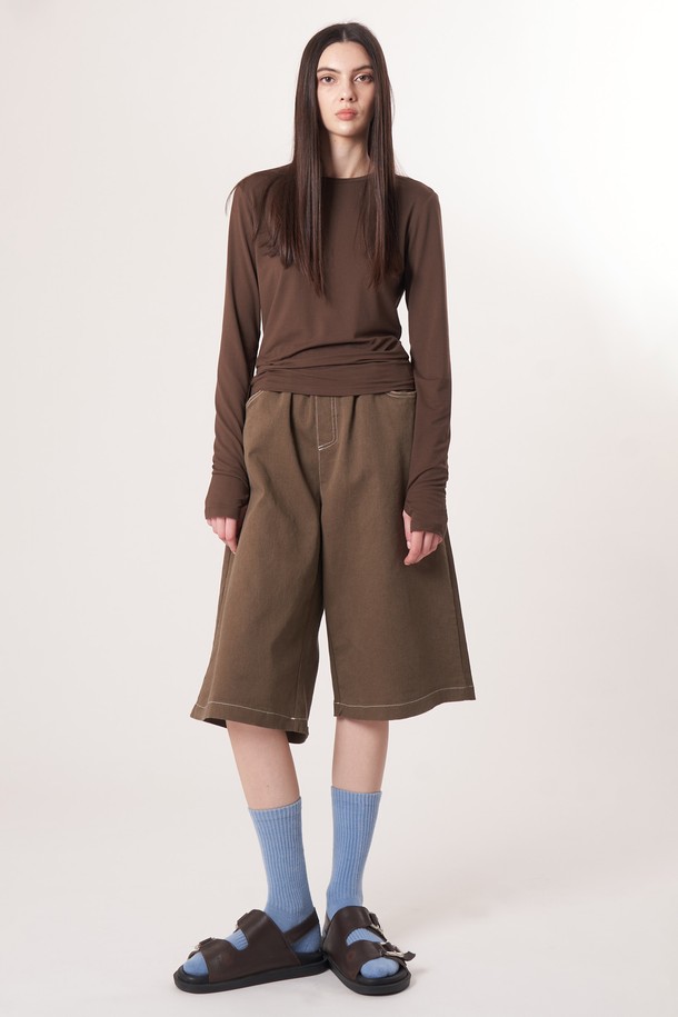 AW52TL01 베이스 레이어 탑_브라운은 겨울, 가을 시즌에 적합한 슬림핏 긴소매 베이스 레이어 탑입니다. 부드러운 촉감의 브러쉬드 폴리에스터, 폴리우레탄 혼방 소재로 제작되어 보온성과 신축성이 뛰어나며, 속건 기능으로 쾌적함을 유지합니다. 라운드넥 디자인에 소매 끝단 슬릿과 손등을 덮는 디자인으로 활동성을 더했습니다. 미니멀하고 스포티한 스타일로, 운동 시에는 피트니스룩으로, 일상에서는 겨울 데일리룩으로 활용하기 좋습니다. 다크브라운 컬러 옵션이 있습니다.
