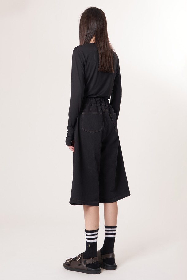 AW52TL01 베이스 레이어 탑_블랙은 겨울철 운동 및 일상에서 활용하기 좋은 베이스 레이어 탑입니다. 부드러운 촉감의 기모 안감과 두꺼운 두께로 보온성을 높였으며, 폴리에스터 및 폴리우레탄 혼방 소재로 신축성을 강화하여 활동성을 높였습니다. 슬림핏 디자인으로 깔끔한 실루엣을 연출하며, 손등을 덮는 소매 끝단 슬릿 디자인으로 포인트를 더했습니다. 미니멀, 스포티, 캐주얼 스타일을 모두 소화 가능하며, 러닝룩, 피트니스룩, 겨울 데일리룩에 적합합니다.
