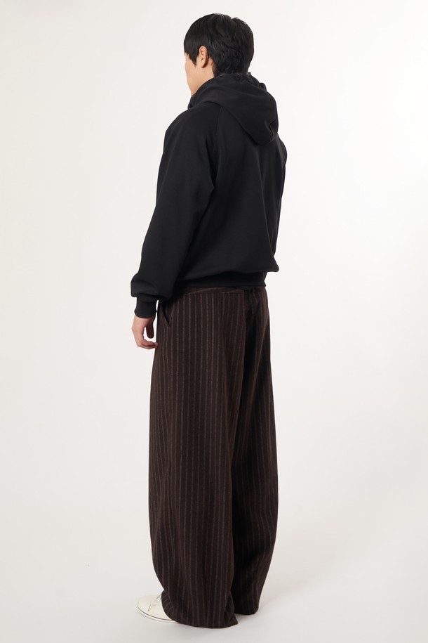 AU52PT07 레트로 스트라이프 와이드 팬츠는 여성들을 위한 바지입니다. 브라운 컬러에 레트로 스타일을 더했으며, 봄, 가을에 착용하기 좋습니다. 와이드 핏과 긴 기장으로 편안함과 스타일을 동시에 잡았습니다. 스트라이프 패턴이 돋보이며, 클래식하고 미니멀한 무드를 연출합니다. 데일리룩에 포인트를 더해줄 아이템입니다.
