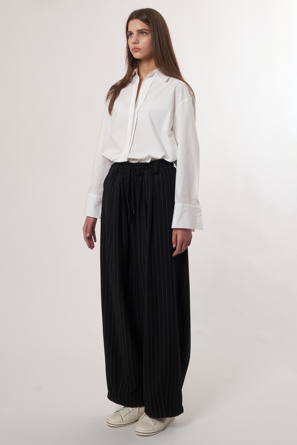 AU52PT07 레트로 스트라이프 와이드 팬츠_블랙은 여성용 와이드 팬츠입니다. 레트로 스타일의 블랙 컬러 스트라이프 패턴으로, 봄, 여름, 가을에 착용하기 좋습니다. 루즈핏으로 편안한 착용감을 선사하며, 미니멀, 클래식 무드를 연출합니다. 데일리룩에 포인트 아이템으로 활용하기 좋은 아이템입니다.
