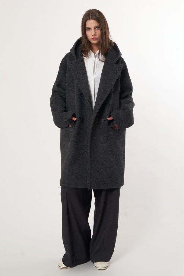 AU52CT01 더블 후드 코트_차콜은 캐주얼, 클래식, 미니멀 스타일을 아우르는 남녀 공용 코트입니다. 울 소재로 제작되어 부드러운 촉감을 선사하며, 가을과 겨울에 따뜻하게 착용할 수 있습니다. 롱 기장의 오버핏 디자인에 더블 버튼 여밈 방식을 적용하여 멋스러운 실루엣을 연출합니다. 차콜 컬러의 무지 디자인과 후드 디테일이 돋보이며, 출근룩으로도 활용하기 좋습니다. 긴 소매 기장과 두꺼운 두께감으로 보온성을 높였습니다.
