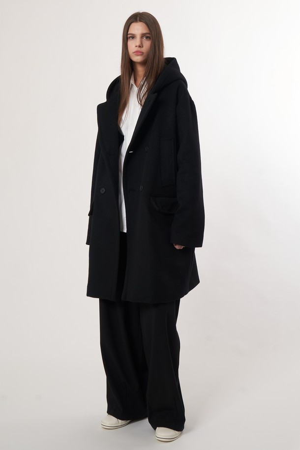 AU52CT01 더블 후드 코트_블랙은 여성용 후드 코트입니다. 가을과 겨울에 착용하기 좋으며, 캐주얼하고 베이직한 스타일을 연출합니다. 롱 기장에 오버핏으로 디자인되었으며, 더블 버튼 여밈 방식의 더블 코트입니다. 울 소재로 제작되어 두꺼운 두께감을 자랑하며, 출근룩이나 모임룩에 활용하기 좋습니다. 캐주얼, 클래식, 미니멀 스타일을 즐겨 입는 분들께 추천합니다.
