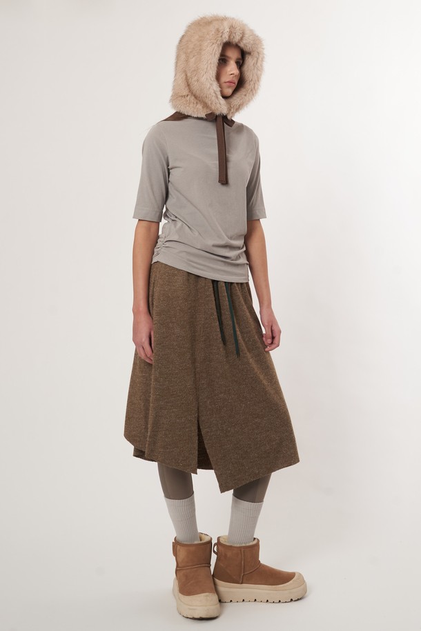 AW52AC04 퍼 바라클라바_베이지는 부드러운 퍼 소재로 제작되어 뛰어난 촉감을 자랑하는 여성용 바라클라바입니다. 깊은 모자 깊이와 목까지 감싸는 디자인으로 겨울철 보온과 방한 기능을 제공하며, 쌀쌀한 날씨에도 따뜻하게 착용할 수 있습니다. 무지 패턴의 베이지 컬러는 캐주얼, 미니멀, 클래식 등 다양한 스타일과 쉽게 매치할 수 있어 활용도가 높습니다. 두꺼운 두께감의 퍼 소재는 포근함을 더하며, 디자인 장식으로 퍼를 사용하여 고급스러운 느낌을 선사합니다. 데일리룩에 포인트 아이템으로 활용하여 스타일리시함과 따뜻함을 동시에 잡을 수 있습니다.
