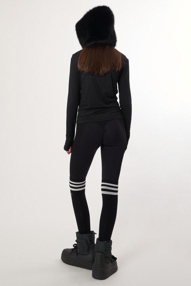 AW52AC04 퍼 바라클라바_블랙은 부드러운 퍼 소재로 제작되어 뛰어난 촉감을 자랑하는 겨울철 방한용 바라클라바입니다. 깊은 모자 깊이와 목까지 덮는 디자인으로 보온성을 극대화하여 추운 날씨에도 따뜻하게 착용할 수 있습니다. 무지 블랙 컬러로 어떤 스타일에도 잘 어울리며, 캐주얼 및 미니멀 룩에 매치하여 포근하면서도 세련된 분위기를 연출할 수 있습니다. 특히 두꺼운 두께의 퍼 소재는 뛰어난 방한 기능을 제공하며, 일상생활에서도 부담 없이 활용하기 좋습니다. 남녀 공용으로 착용 가능하여 실용적입니다.
