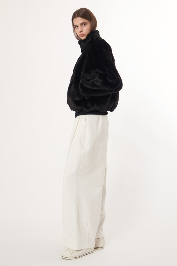 AW52OT03 리버시블 밍크 점퍼_블랙은 여성용 점퍼로, 가을과 겨울에 착용하기 좋은 보온성이 뛰어난 제품입니다. 부드러운 촉감의 밍크 소재로 제작되어 편안한 착용감을 선사하며, 레귤러 핏과 긴 소매 기장으로 디자인되었습니다. 블랙 컬러의 무지 디자인은 베이직하고 클래식한 스타일을 연출하며, 집업 여밈 방식과 리버시블 코트 타입으로 실용성을 더했습니다. 미니멀한 스타일을 선호하는 분들께 추천하는 아이템입니다.
