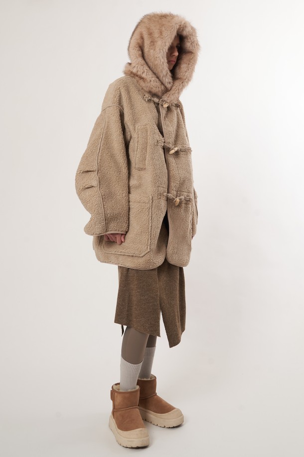 AW52OT02 페이크 라쿤 후드 아우터_베이지는 여성용 후드 아우터입니다. 가을과 겨울에 착용하기 좋은 두꺼운 두께감의 오버핏 코트로, 부드러운 촉감과 무지 디자인이 특징입니다. 일상룩, 여행룩, 캠핑룩 등 다양한 TPO에 활용 가능하며, 캐주얼, 미니멀, 클래식 스타일을 연출하기 좋습니다. 페이크 라쿤 퍼 후드 디테일과 토글 여밈 방식으로 포인트를 더했으며, 긴 소매 기장으로 따뜻함을 더했습니다.
