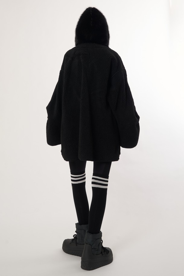 AW52OT02_페이크 라쿤 후드 아우터_블랙은 여성용 후드 아우터로, 겨울철 캐주얼 스타일을 연출하기에 적합합니다. 전체적으로 무지 디자인에 오버핏으로 제작되었으며, 두꺼운 두께감과 부드러운 촉감의 인조가죽, 폴리에스테르 혼방 소재를 사용하여 보온성을 높였습니다. 긴 소매와 집업 여밈 방식이 특징이며, 페이크 라쿤 퍼 후드 장식과 안감 퍼 디테일이 고급스러운 분위기를 더합니다. 출근룩과 모임룩은 물론, 미니멀, 시크 스타일을 즐겨 입는 분들께 추천합니다.
