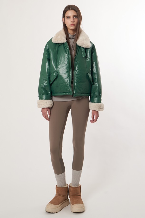 애시드 그린 컬러의 AW52JP01 퍼 패치 패딩점퍼입니다. 여성용으로, 겨울철 캐주얼 스타일 연출에 적합합니다. 넉넉한 두께감과 부드러운 촉감의 나일론 소재를 사용하여 편안한 착용감을 선사합니다. 레귤러 핏에 긴 소매 기장, 집업 여밈 방식으로 제작되었으며, 퍼 디테일과 안감으로 따뜻함과 스타일리시함을 더했습니다. 패치워크 패턴이 돋보이는 디자인으로, 일상생활에서 개성 있는 스타일을 완성해보세요.
