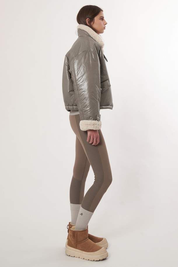 AW52JP01 퍼 패치 패딩점퍼는 여성용 다크베이지 컬러의 캐주얼 패딩 점퍼입니다. 겨울철 일상 및 출근, 여행룩에 적합하며, 부드러운 촉감의 폴리에스테르 소재로 제작되었습니다. 레귤러 핏에 레귤러 기장으로, 집업 스타일이며 퍼 디테일과 안감으로 보온성을 높였습니다. 패치워크 패턴이 돋보이는 디자인으로, 미니멀, 클래식 스타일을 선호하는 분들께 추천합니다.
