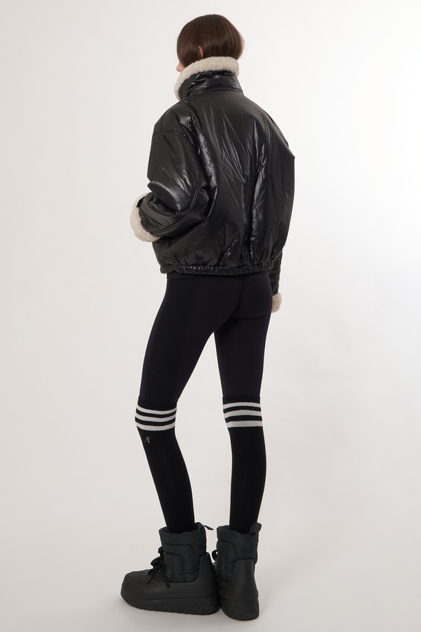 AW52JP01 퍼 패치 패딩점퍼_블랙은 여성 겨울철 캐주얼 스타일을 위한 패딩 점퍼입니다. 부드러운 촉감의 나일론 소재로 제작되었으며, 두꺼운 두께감으로 뛰어난 보온성을 제공합니다. 레귤러핏으로 편안하게 착용 가능하며, 집업 스타일로 간편하게 여밀 수 있습니다. 블랙 컬러에 패치워크 패턴이 적용되어 밋밋함을 덜고 개성 있는 포인트를 더했습니다. 안감과 아우터의 퍼 디테일이 고급스러움을 더하는, 데일리룩에 활용하기 좋은 아이템입니다.
