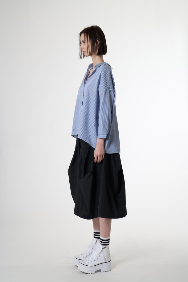 AW51SH07 라이트 백 슬릭 셔츠는 시원한 촉감의 얇은 폴리에스테르, 나일론 혼방 소재로 제작되었으며, 블루 스트라이프 패턴이 돋보입니다. 봄, 여름 시즌에 적합하며, 크롭 소매와 셔츠 칼라 디자인, 그리고 백 슬릿 디테일이 특징입니다. 오버핏 및 릴랙스핏으로 편안하게 착용할 수 있는 여성용 셔츠/블라우스입니다.
