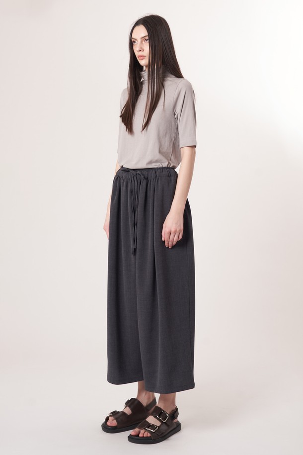 AU52PT33 F 와이드 크롭 팬츠_멜란지그레이는 남녀 모두 착용 가능한 캐주얼 스타일의 와이드 크롭 팬츠입니다. 멜란지그레이 컬러의 무지 디자인으로, 봄, 여름, 가을 계절에 활용하기 좋습니다. 부드러운 촉감의 폴리에스테르, 레이온, 폴리우레탄 혼방 소재로 제작되어 편안한 착용감을 제공합니다. 허리 드로우스트링과 밴딩 처리로 편안함을 더했으며, 데일리룩, 동네 마실룩, 여행룩 등 다양한 TPO에 맞춰 미니멀한 스타일을 연출할 수 있습니다. 루즈핏으로 여유로운 실루엣을 선사하는 얇은 두께의 크롭 팬츠입니다.
